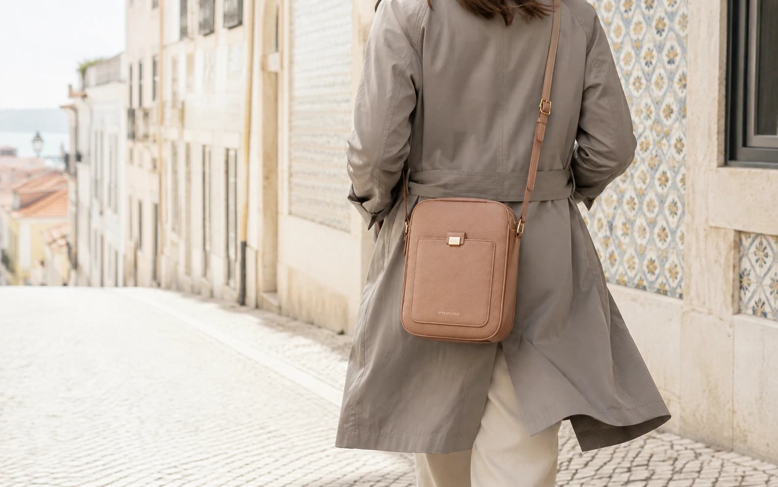 Campaña Spazioclock Lisboa con el bolso Passaggio Argilla