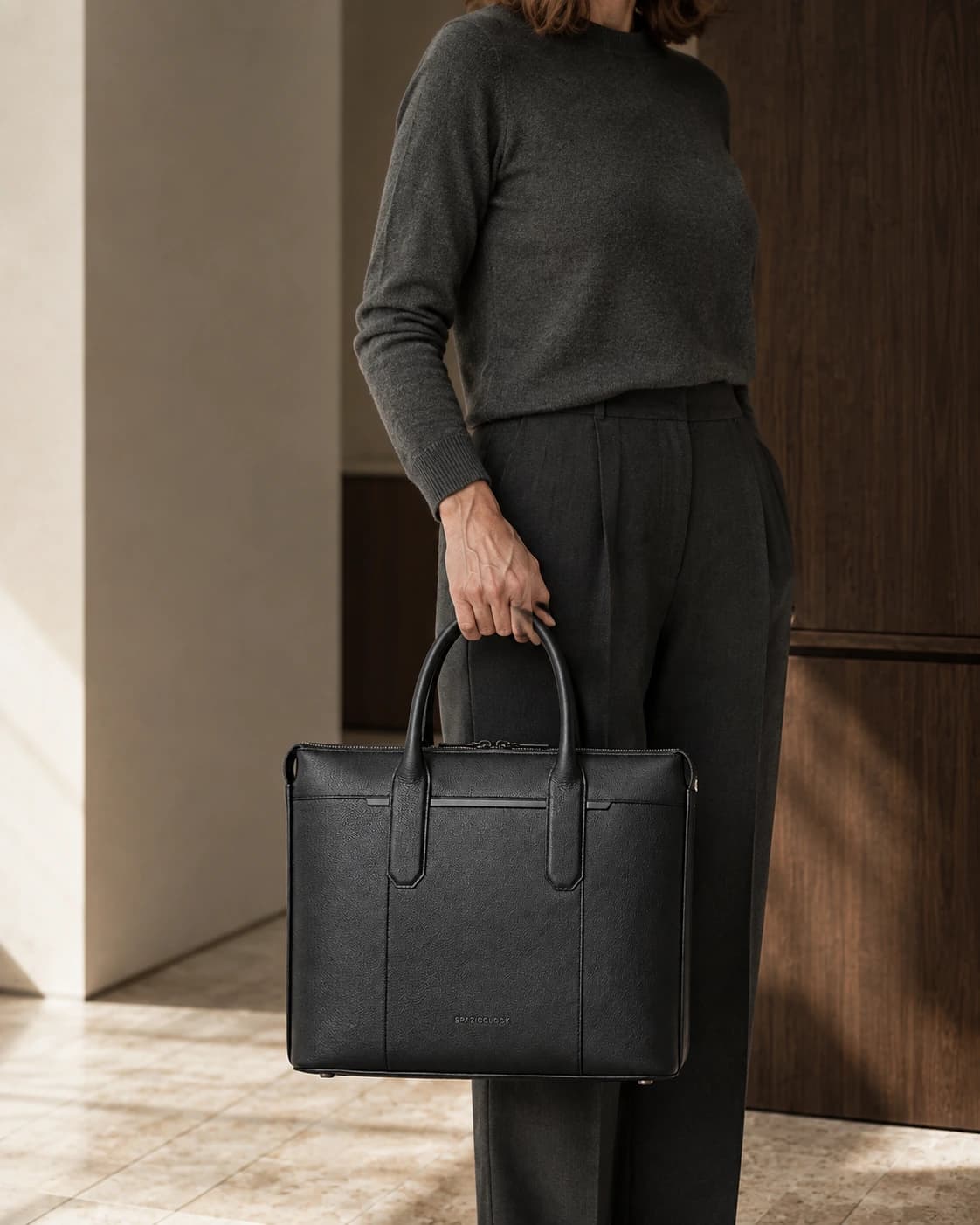 Campaña Spazioclock con el bolso Loggia Notte en un showroom