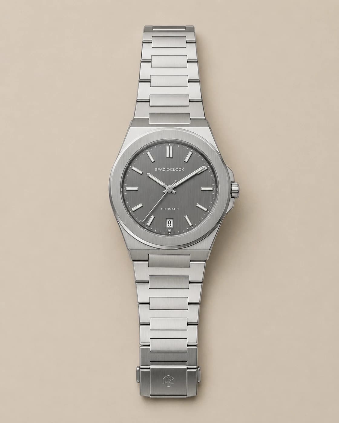 Atlante Argento de Spazioclock, reloj en plata fotografiado sobre fondo piedra
