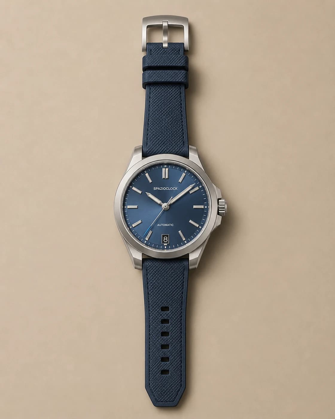 Atlante Blu de Spazioclock, reloj en azul noche fotografiado sobre fondo piedra