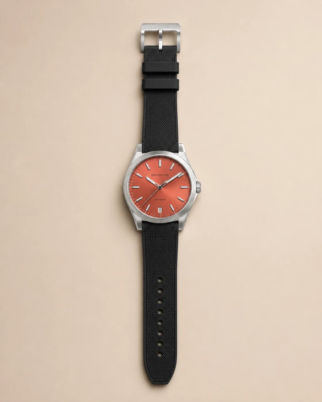 Atlante Bordeaux de Spazioclock, reloj en burdeos fotografiado sobre fondo piedra