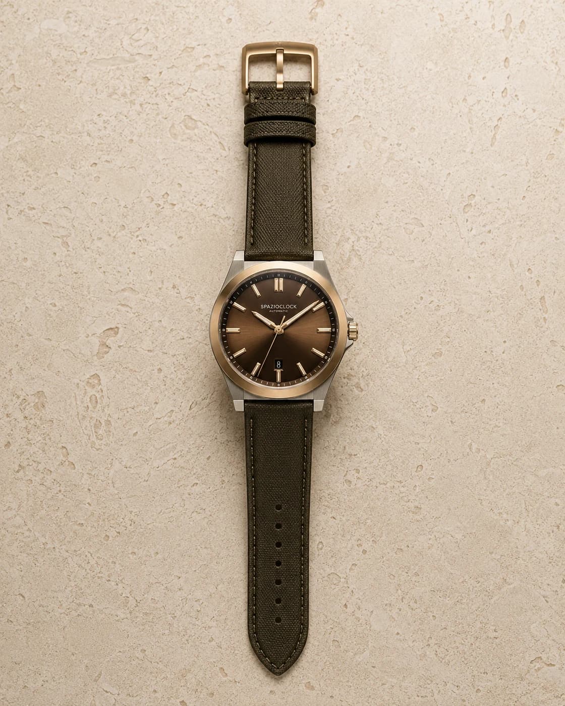 Atlante Terra de Spazioclock, reloj en tierra fotografiado sobre fondo piedra