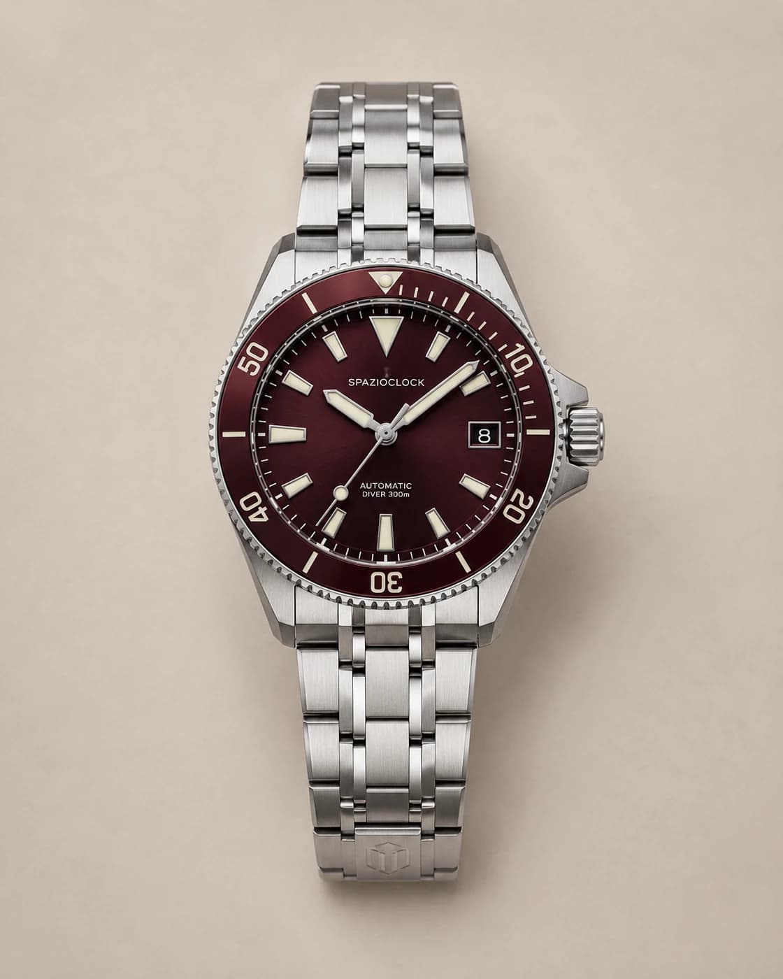 Fondale Corallo de Spazioclock, reloj en coral oscuro fotografiado sobre fondo piedra