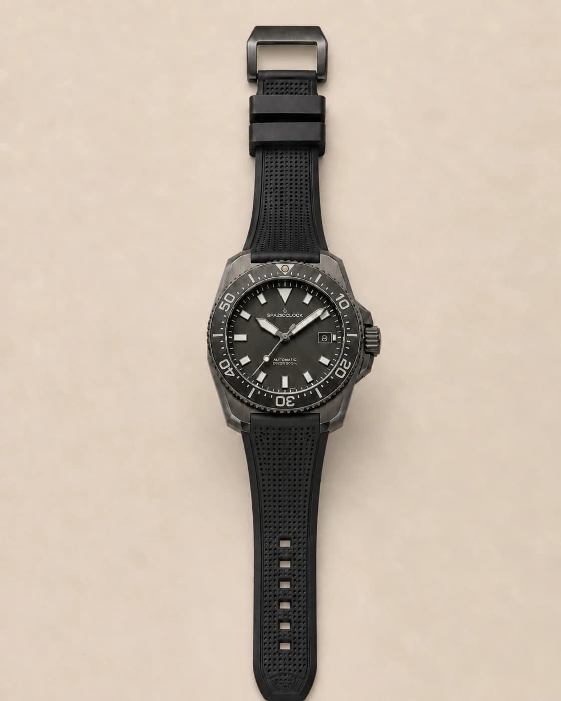 Fondale Nero de Spazioclock, reloj en negro fotografiado sobre fondo piedra