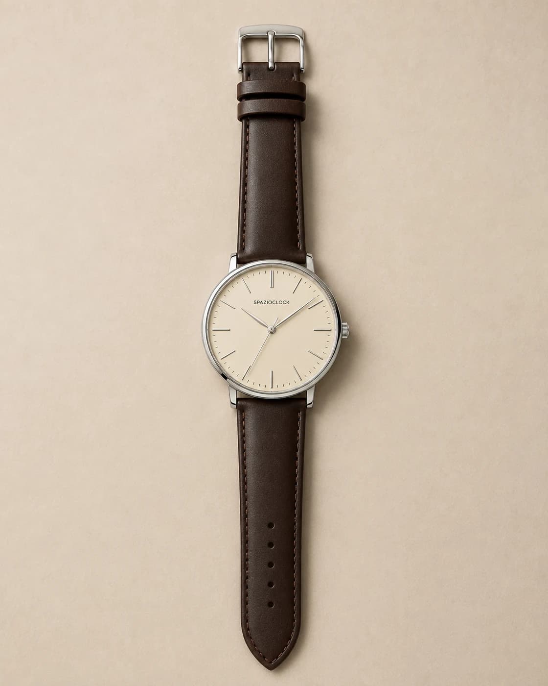 Meridiano I de Spazioclock, reloj en marfil fotografiado sobre fondo piedra