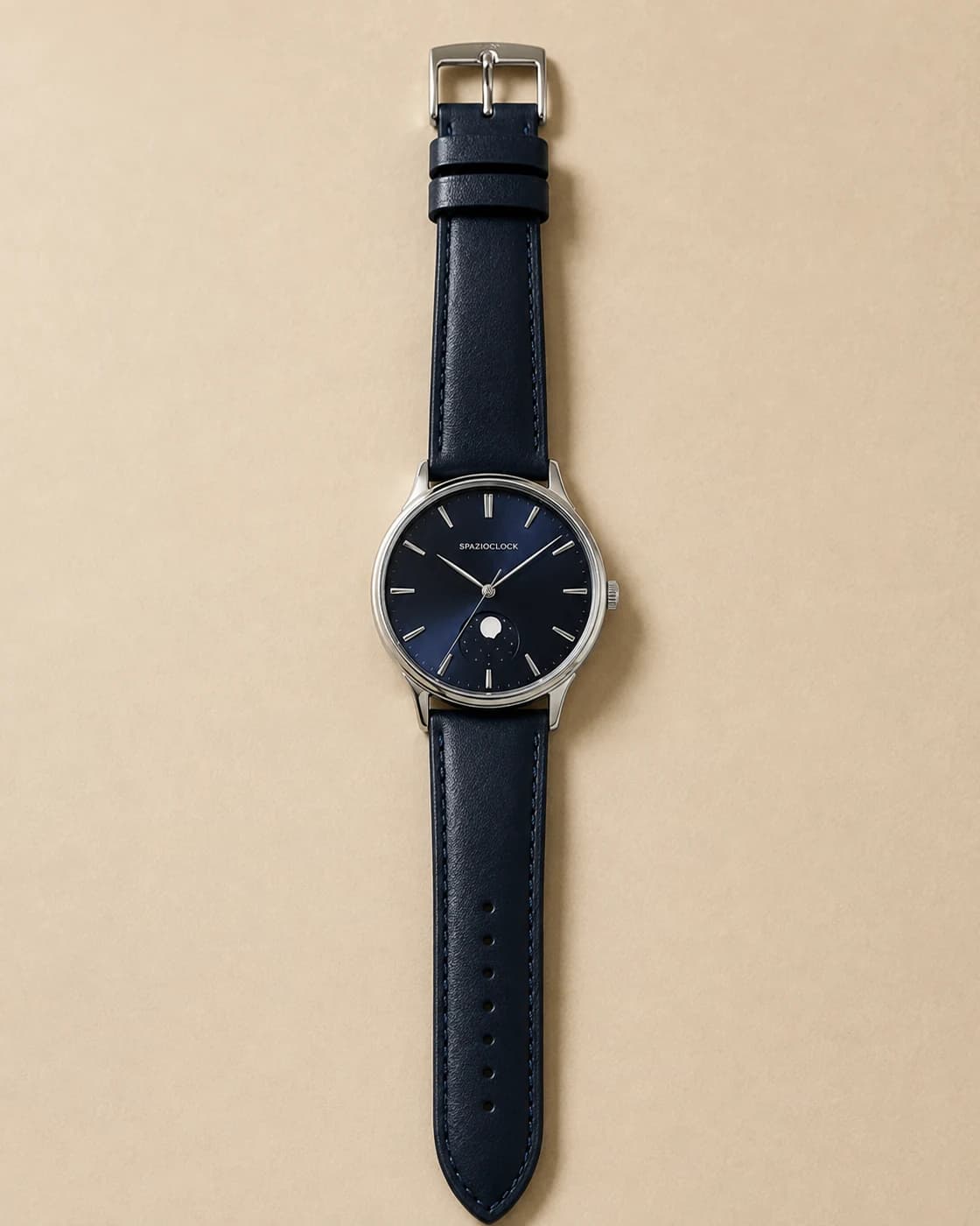 Meridiano Notte de Spazioclock, reloj en carbón fotografiado sobre fondo piedra