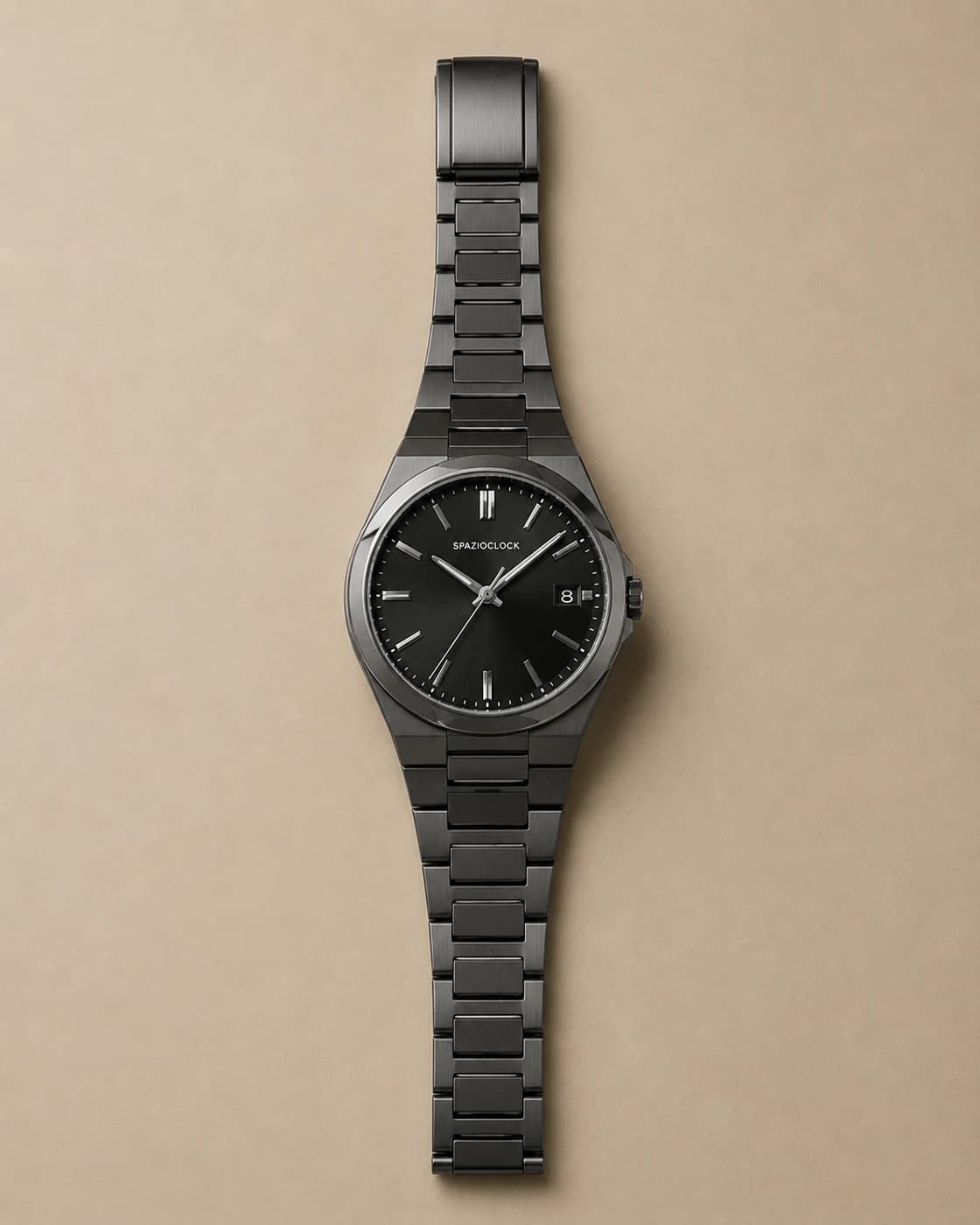 Portico Nero de Spazioclock, reloj en negro fotografiado sobre fondo piedra