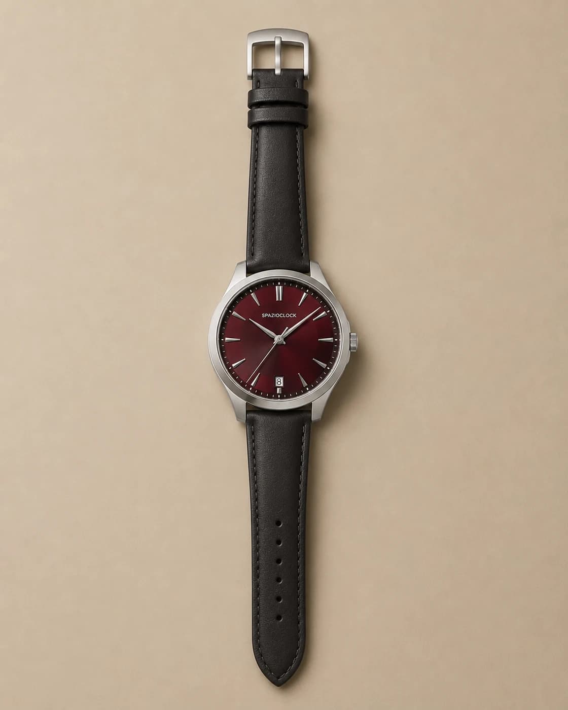 Portico Rosso de Spazioclock, reloj en rojo oscuro fotografiado sobre fondo piedra
