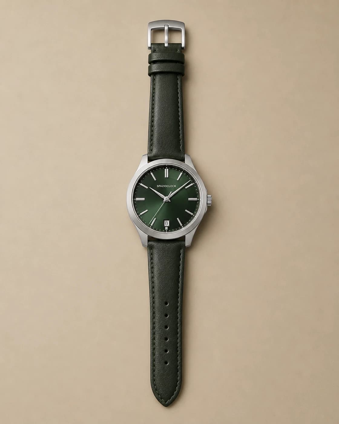 Portico Verde de Spazioclock, reloj en verde oscuro fotografiado sobre fondo piedra
