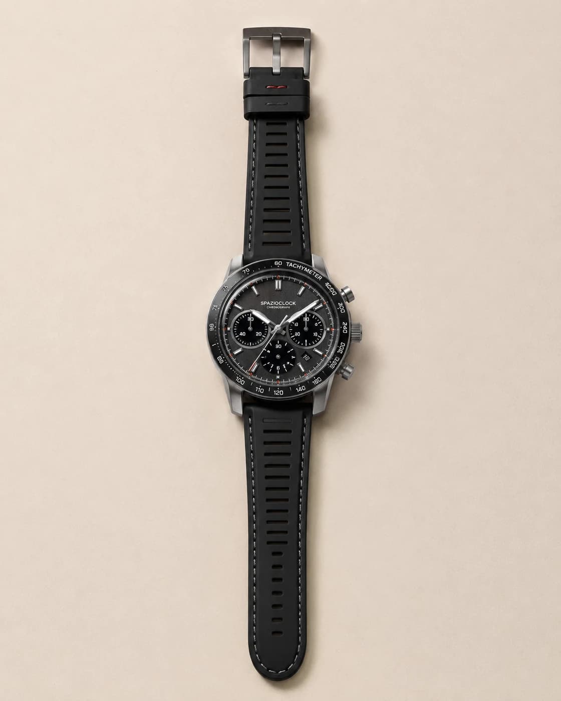 Veloce Asfalto de Spazioclock, reloj en asfalto fotografiado sobre fondo piedra
