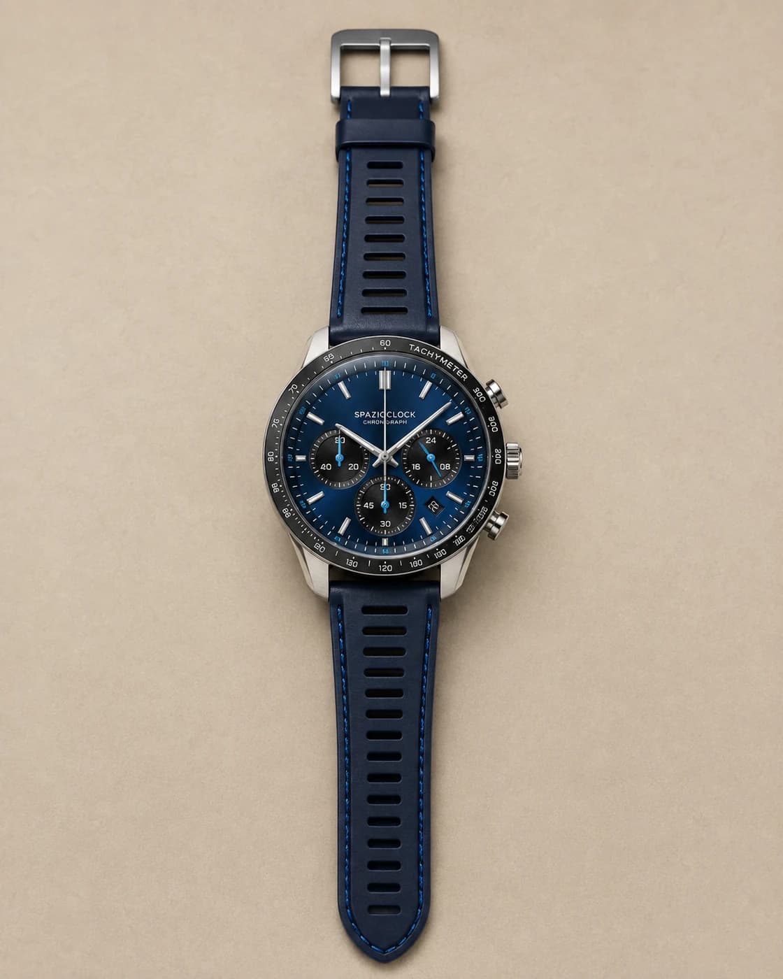 Veloce Blu de Spazioclock, reloj en azul eléctrico oscuro fotografiado sobre fondo piedra