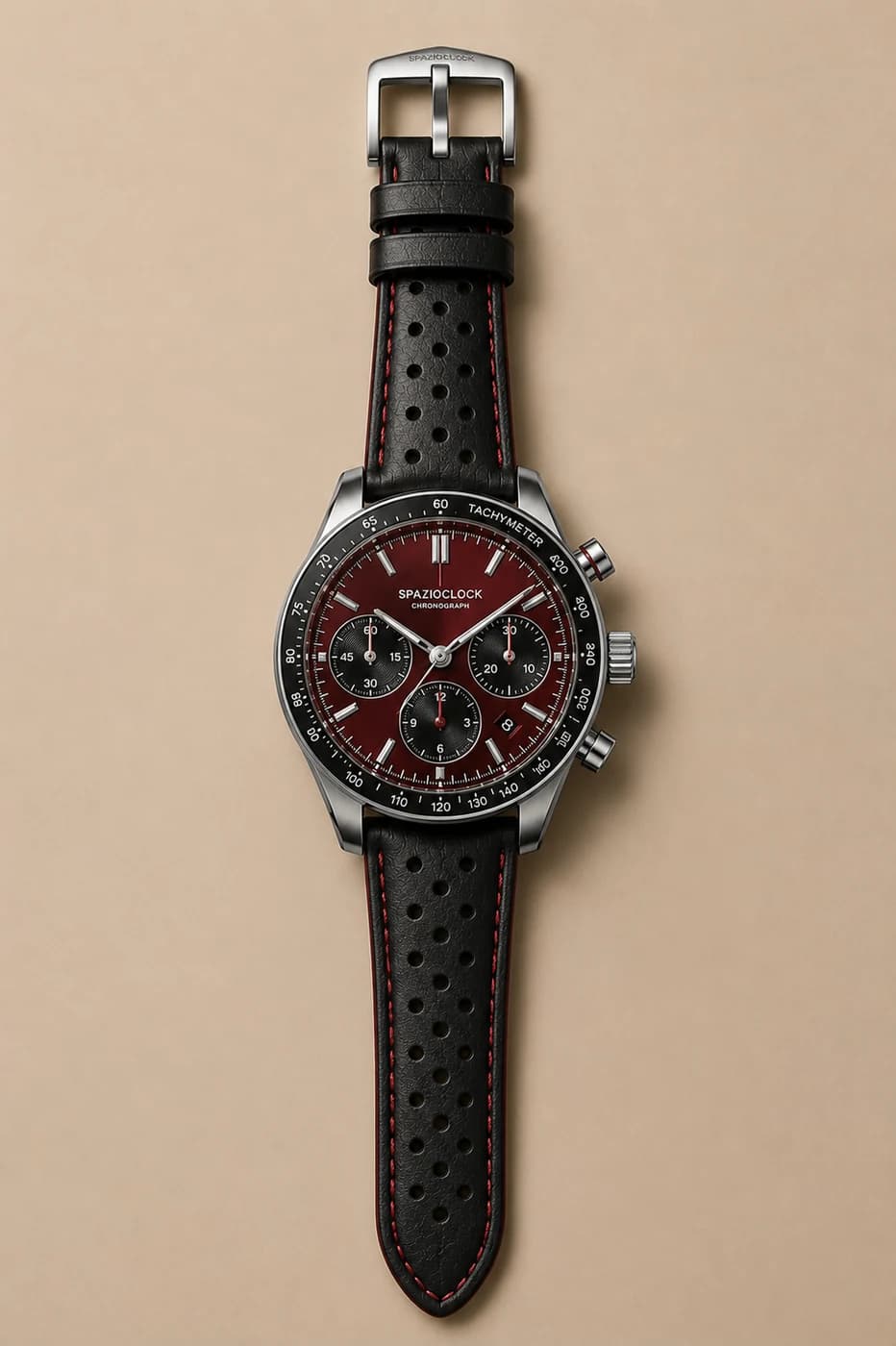 Veloce Rosso de Spazioclock, reloj en rojo vino fotografiado sobre fondo piedra